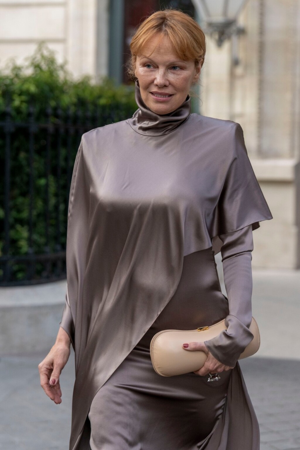 Pamela Anderson u smeđoj satenskoj haljini