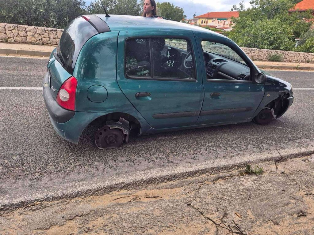Vozila automobil bez guma i otvorenog prtljažnika