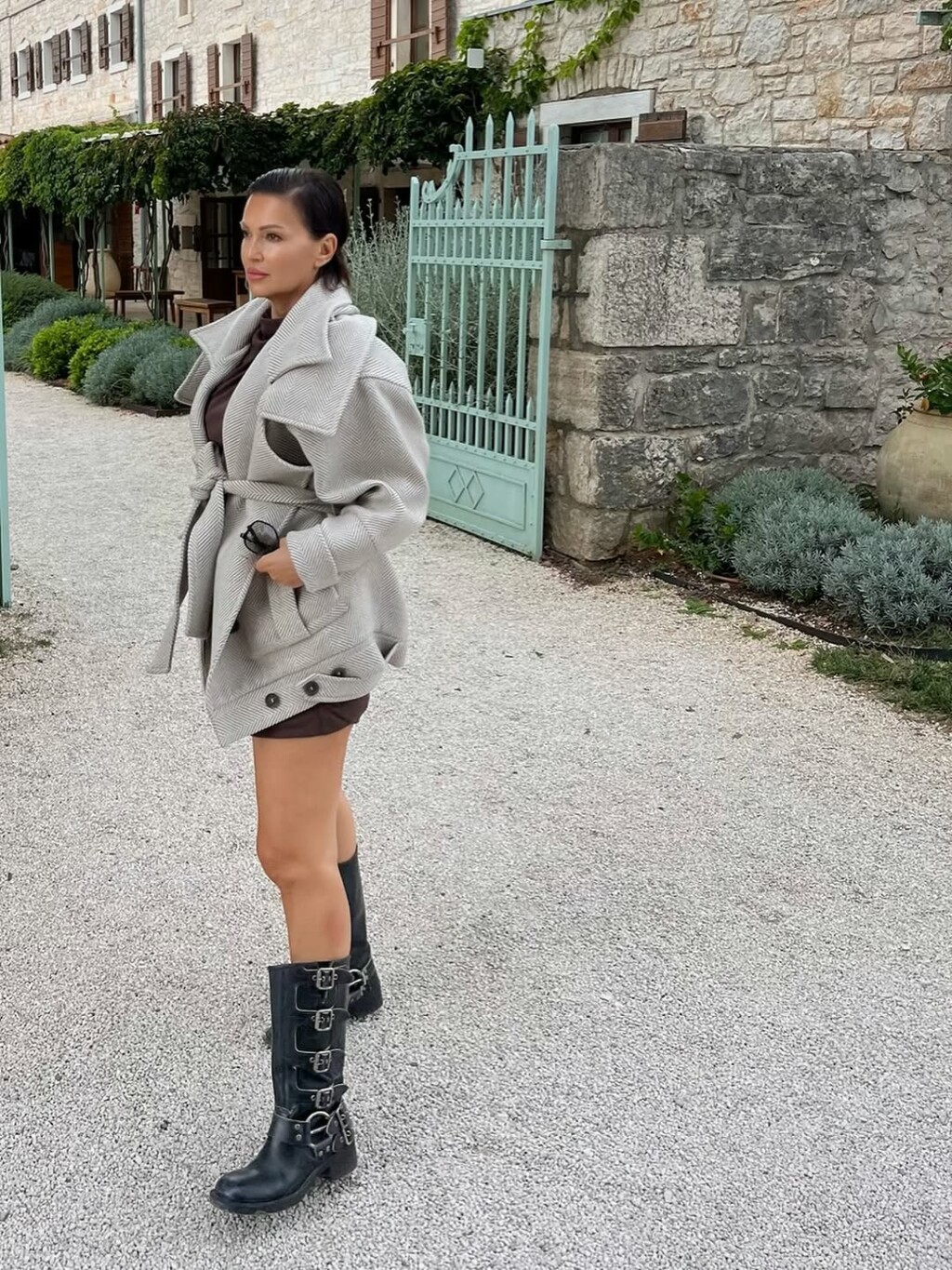 Nina Badrić u jakni brenda Batakovic Belgrade i bajkerskim čizmama