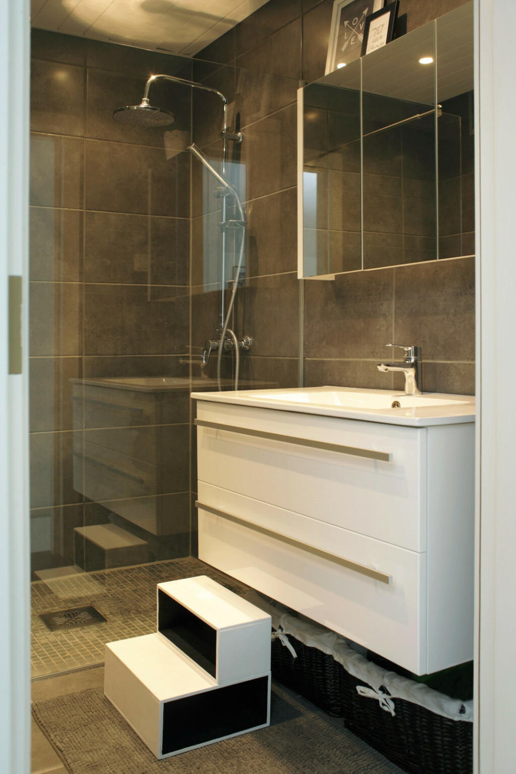 Minimalistički uređen crno-bijeli stan - 1