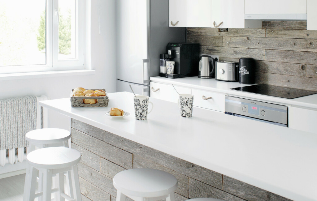 Minimalistički uređen crno-bijeli stan - 9