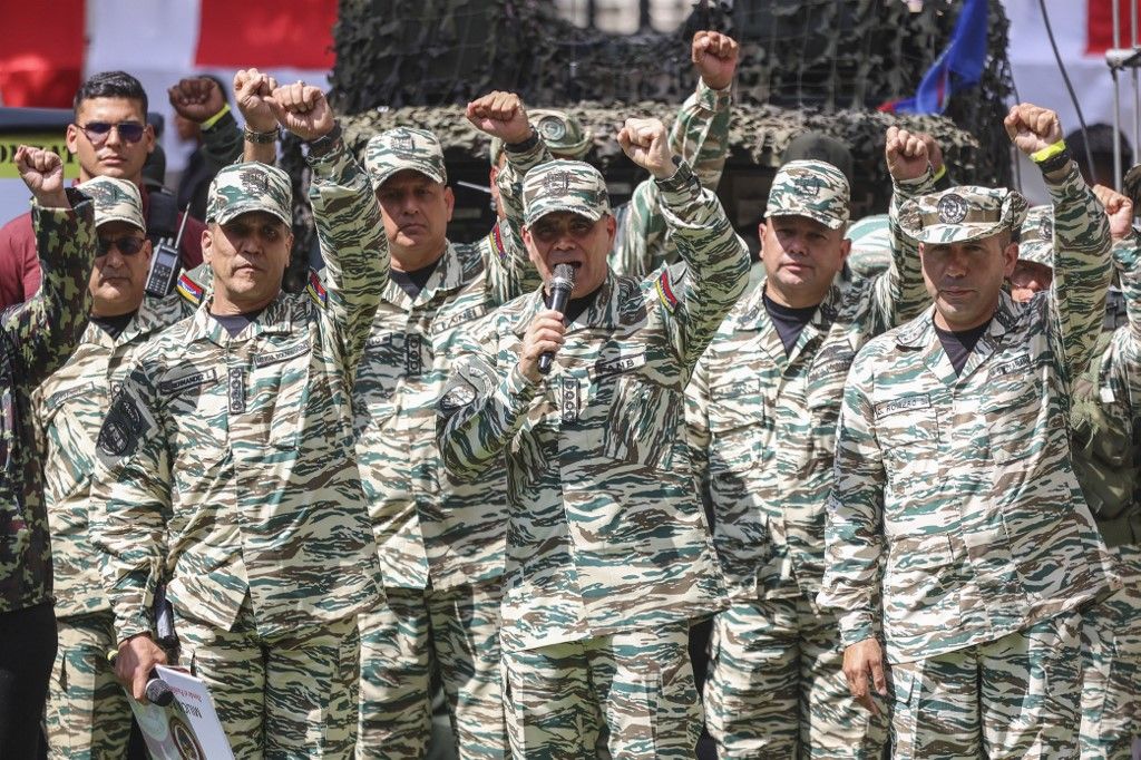 Donald Trump promatra vojnu vježbu mornarice