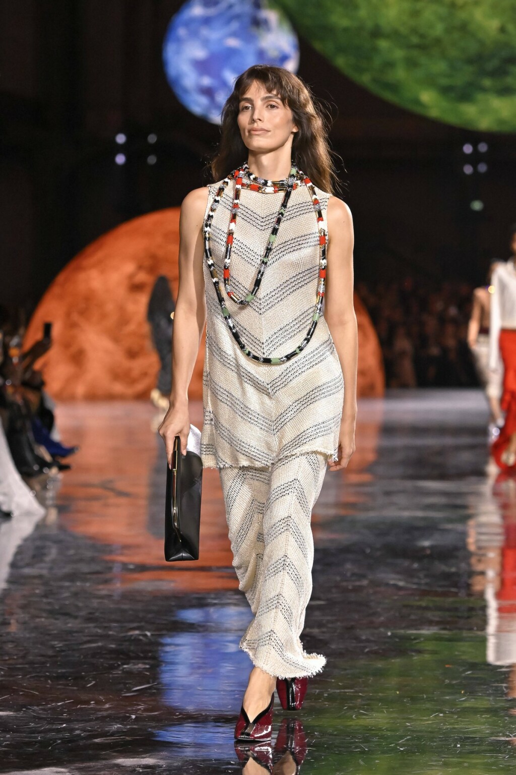 Lux Pascal, sestra Pedra Pascala, nosila je Chanelovu reviju