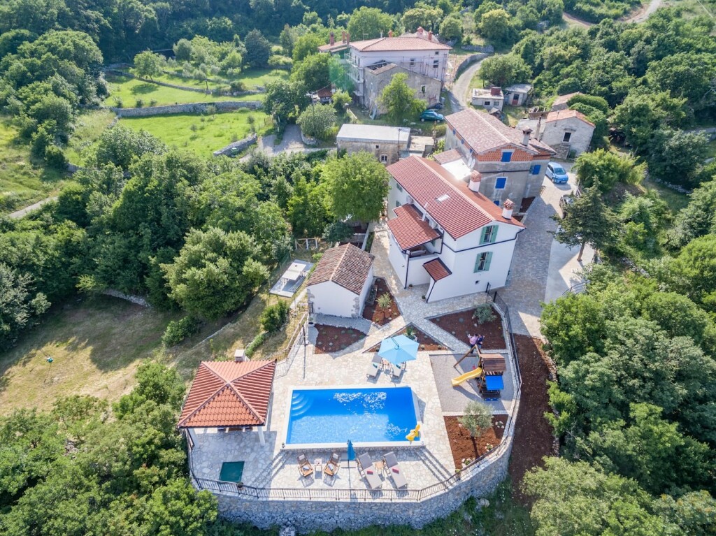 Kuća je okružena šumom i ima prekrasni pogled na more