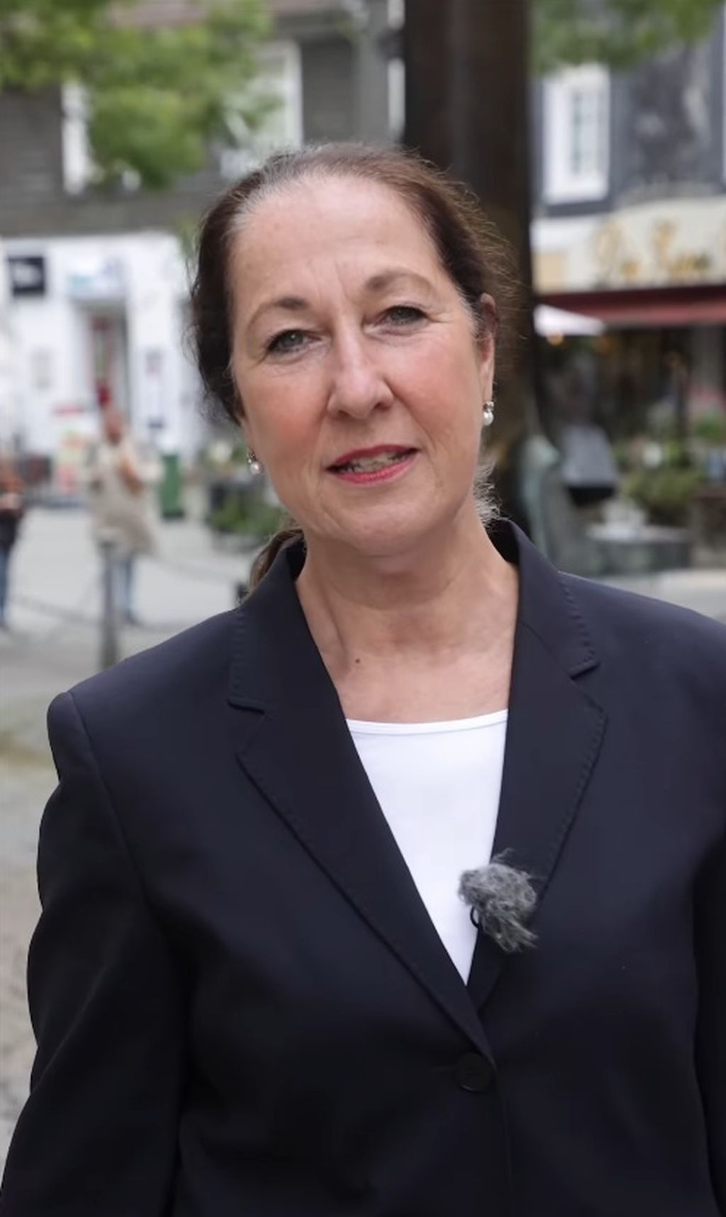 Hitne službe odvoze napadnutu gradonačelnicu Iris Stalzer