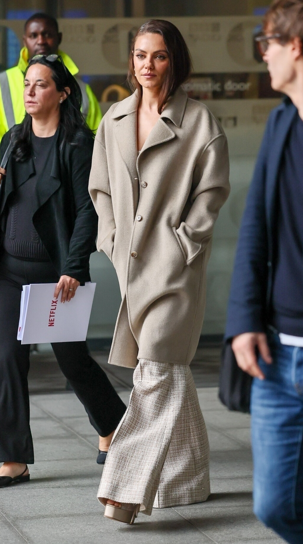 Mila Kunis u krem izdanju u Londonu - 1