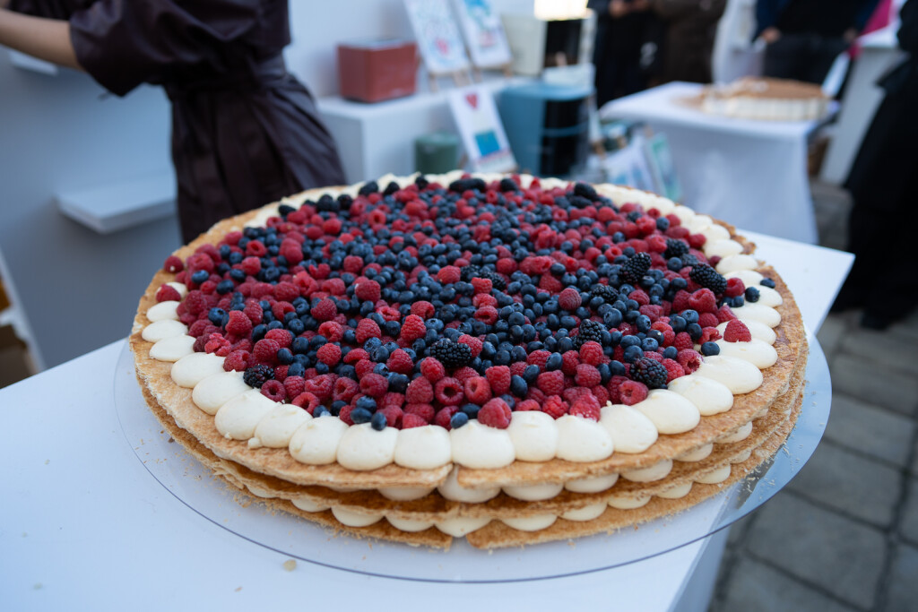 Mille-feuille torta koju se dovršava ispred gostiju novi je svadbeni trend