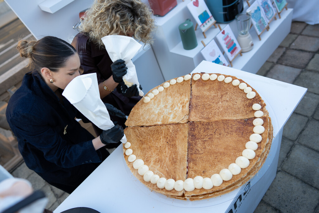 Mille-feuille torta koju se dovršava ispred gostiju novi je svadbeni trend