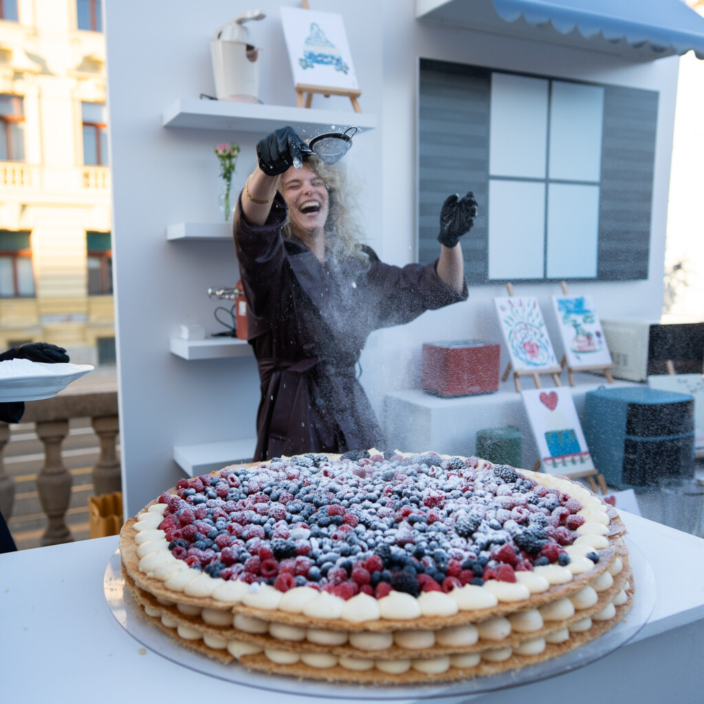 Eni Đorđević stavlja ''završni dodir'' - šećer u prahu na mille-feuille tortu