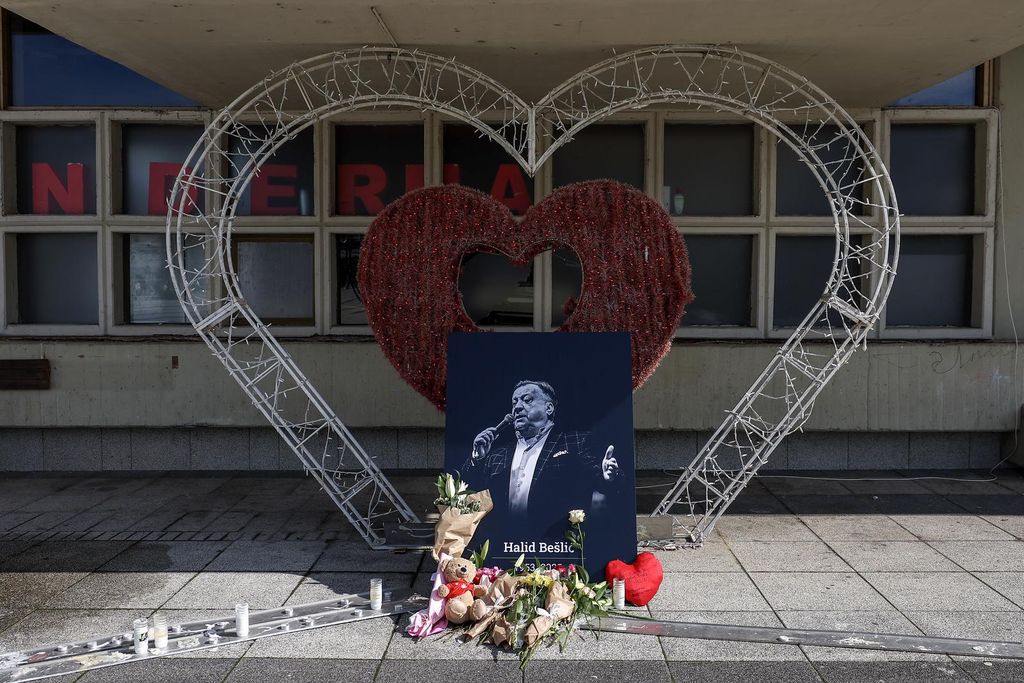 Fanovi odaju počast Halidu Bešliću - 1