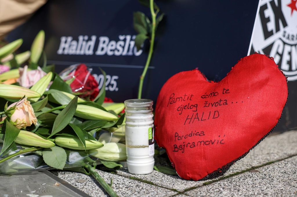 Fanovi odaju počast Halidu Bešliću - 2