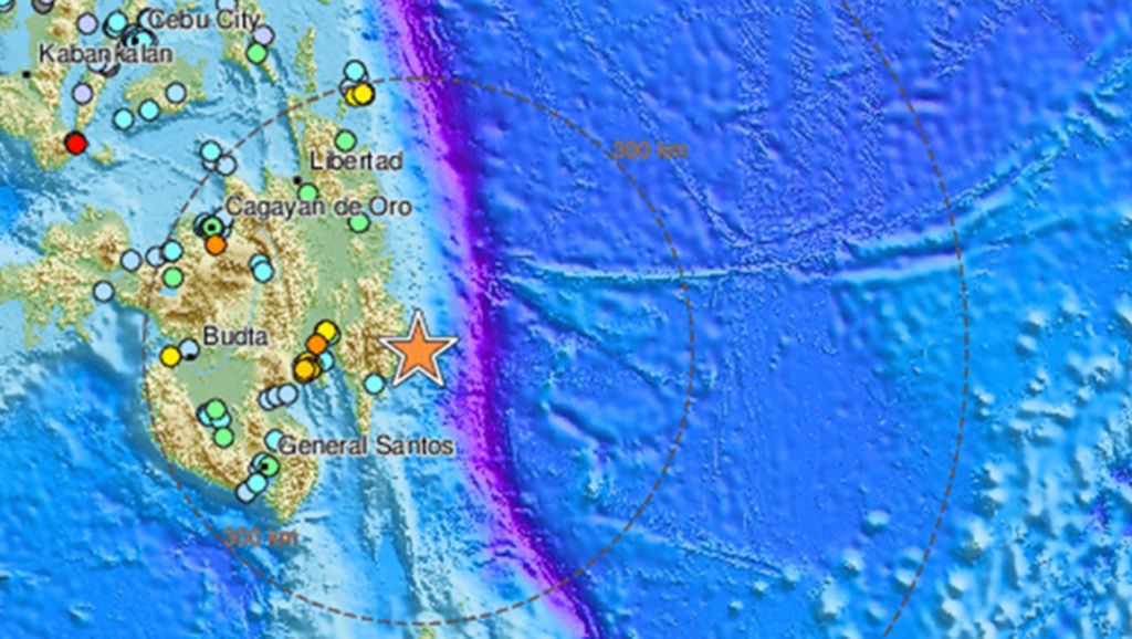 Ljudi na ulici nakon što je potres pogodio Filipine