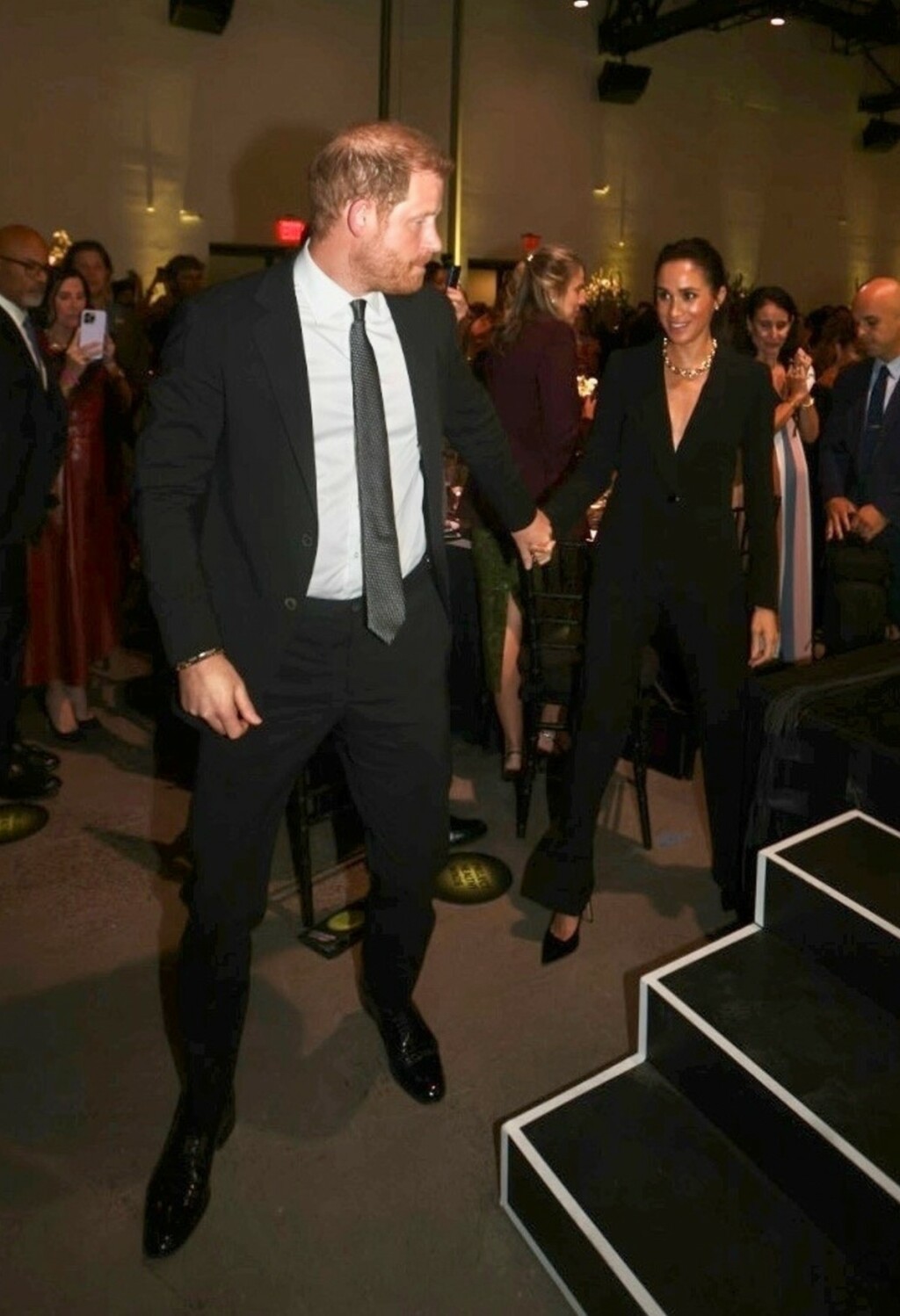 Meghan Markle u crnom odijelu