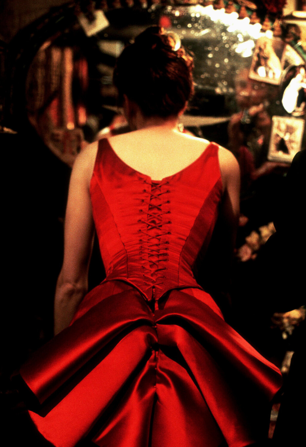 Nicole Kidman kao Satine u nezaboravnoj crvenoj satenskoj haljini u filmu 'Moulin Rouge!' - 5