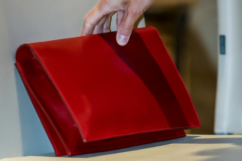 Kraljica Letizia nosila i crvenu torbicu