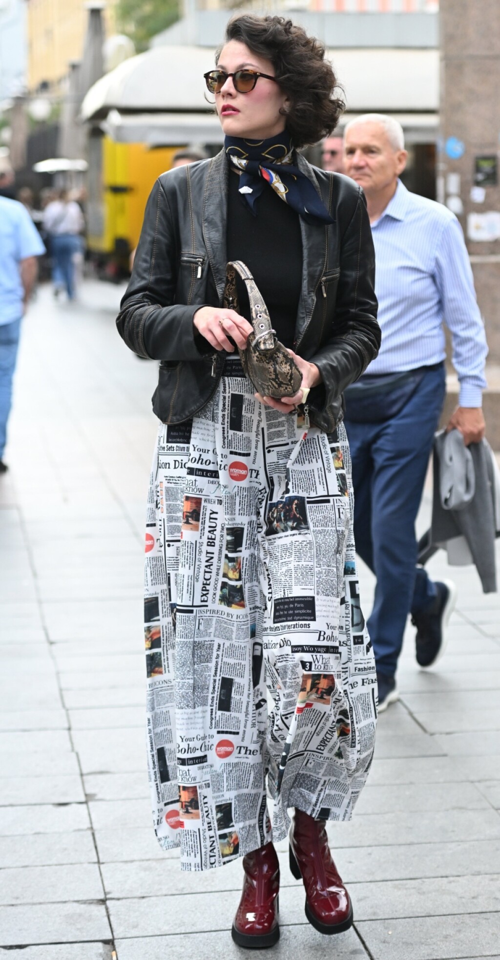 Street style iz Zagreba u hlačama s novinskim uzorkom