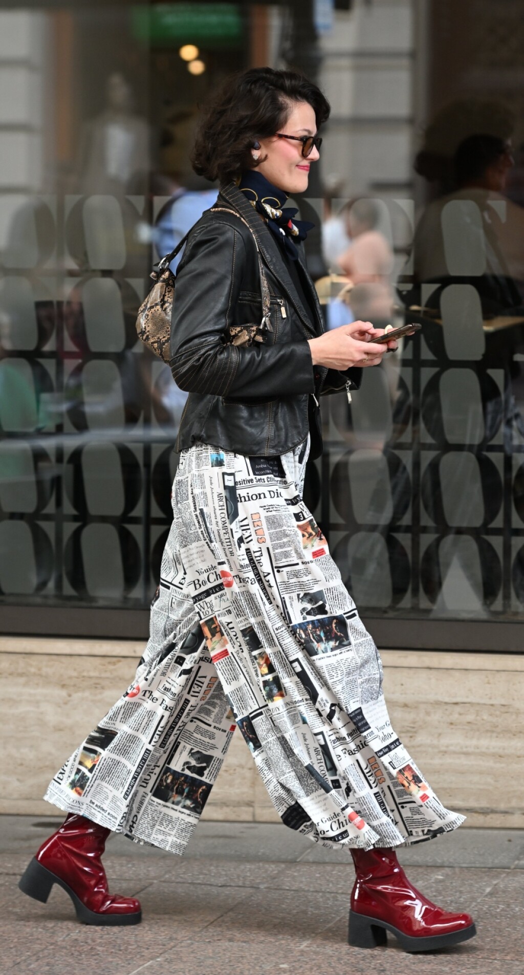 Street style iz Zagreba u hlačama s novinskim uzorkom