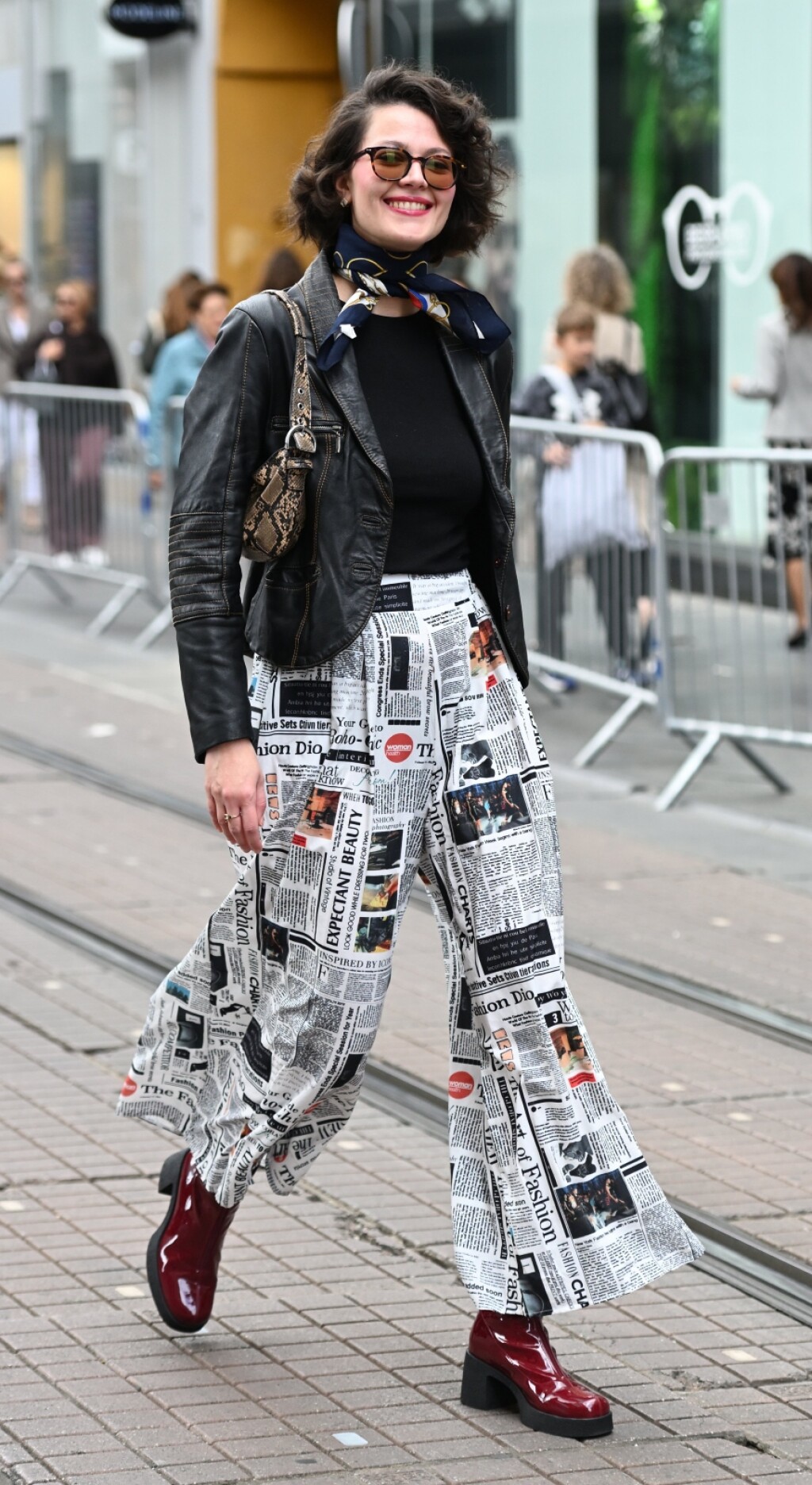 Street style iz Zagreba u hlačama s novinskim uzorkom