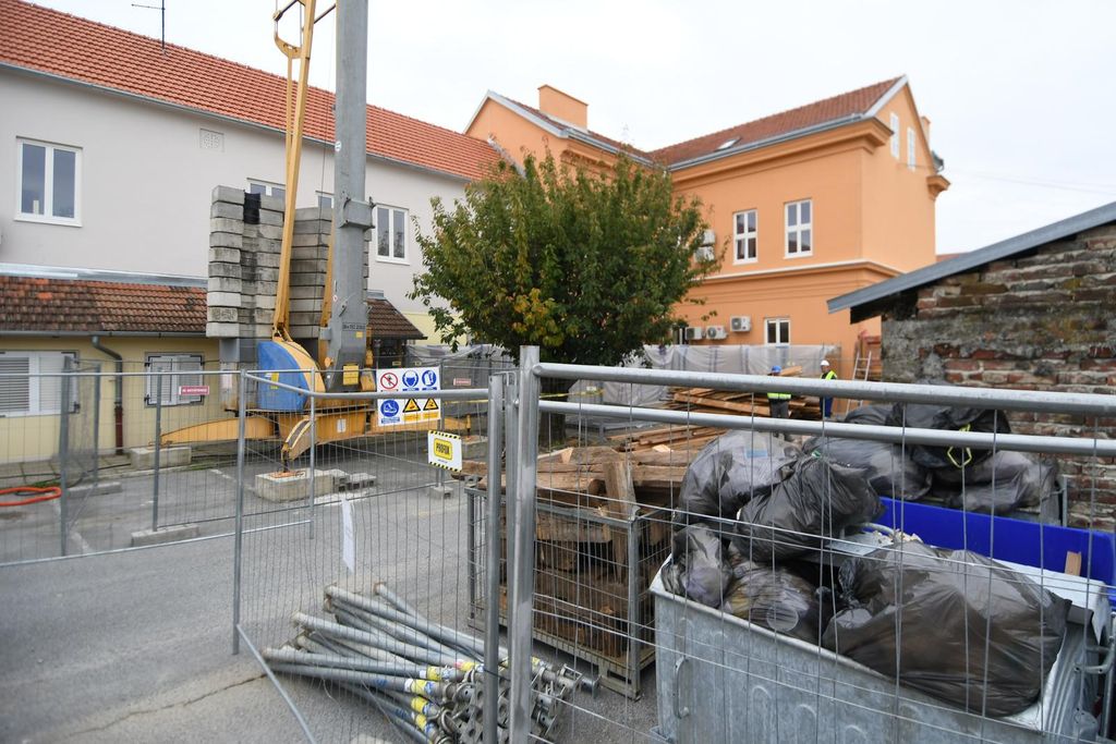Urušio se zid zatvora u Bjelovaru, poginula dva radnika - 1