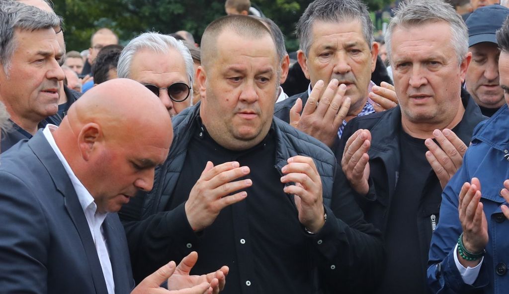 Dino Bešlić na pogrebu oca - 1