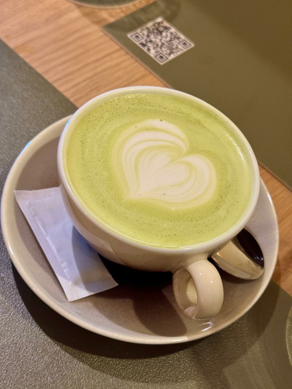 Matcha sa zobenim mlijekom neodoljivo je pitka i kremasta