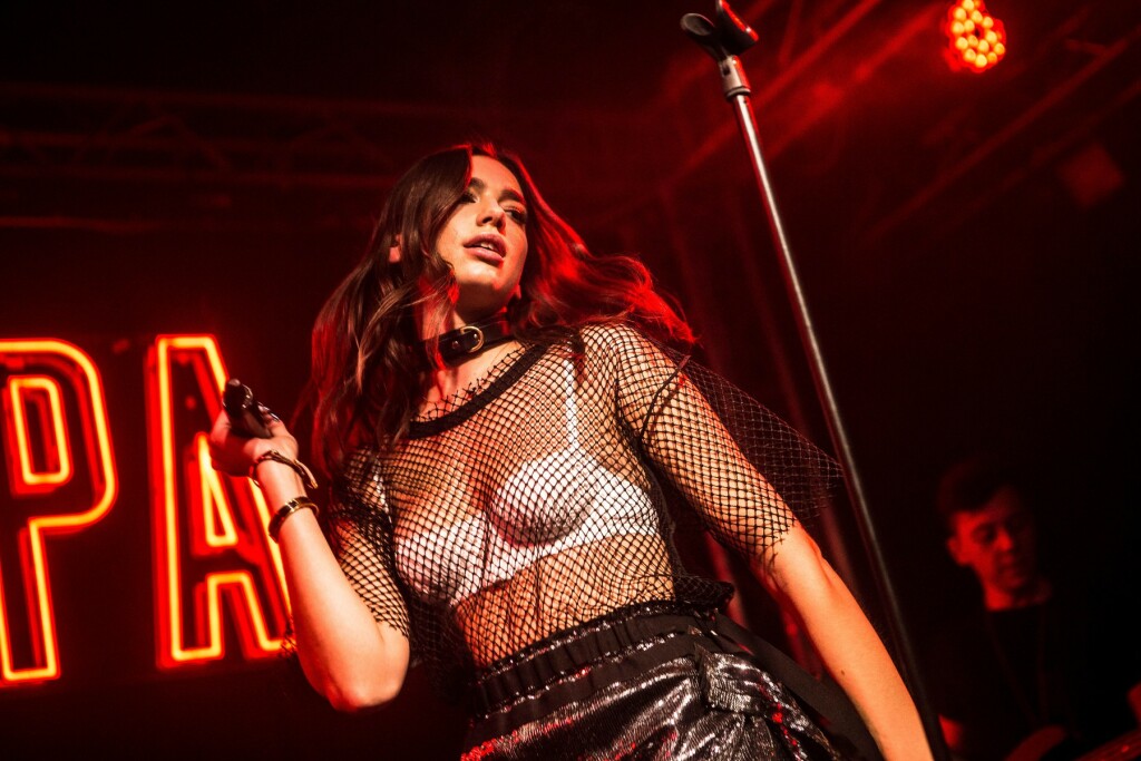 Dua Lipa u modnom stilu osamdesetih