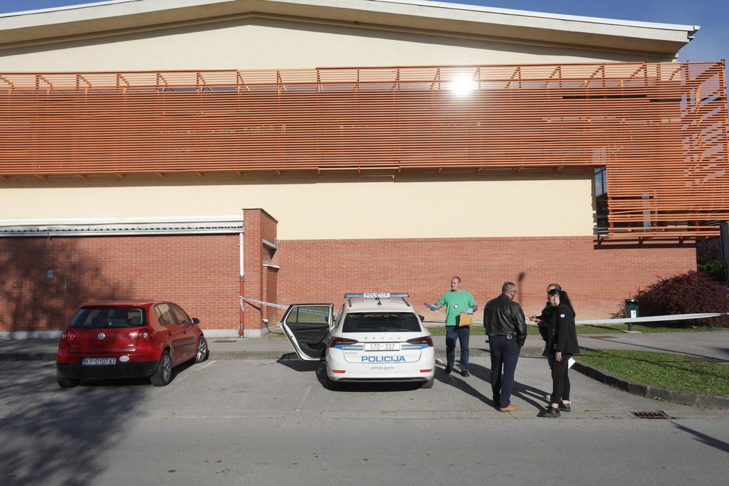 Policija ispred škole u Bedekovčini - 4