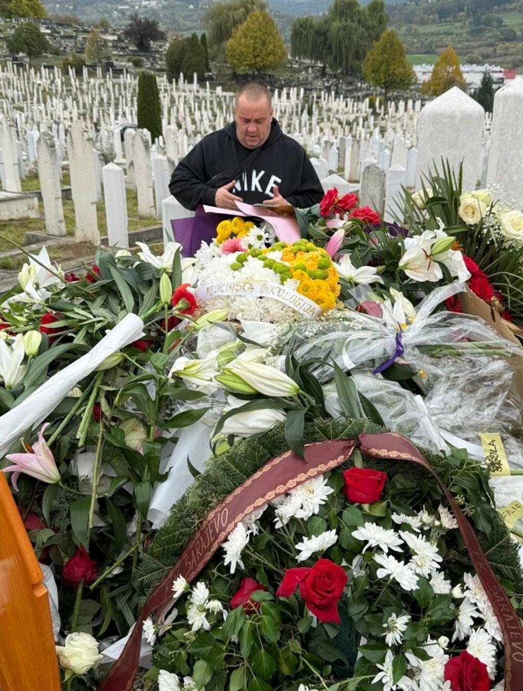 Dino Bešlić na očevom grobu - 1