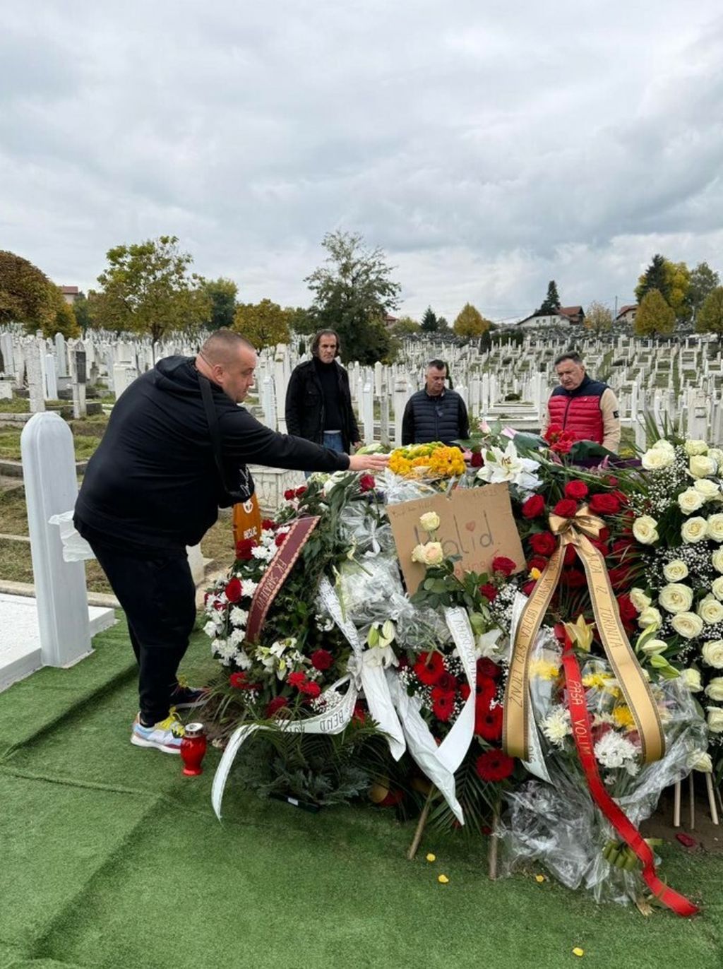 Dino Bešlić na očevom grobu - 4