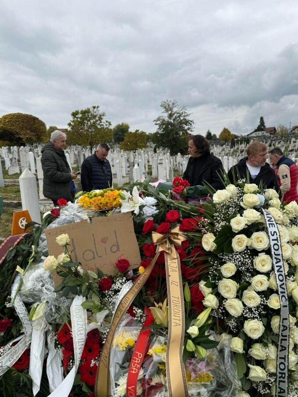 Dino Bešlić na očevom grobu - 5