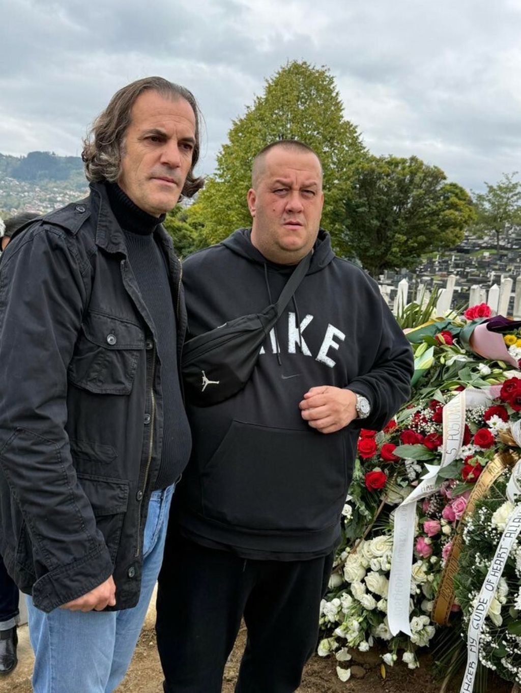 Dino Bešlić na očevom grobu - 7