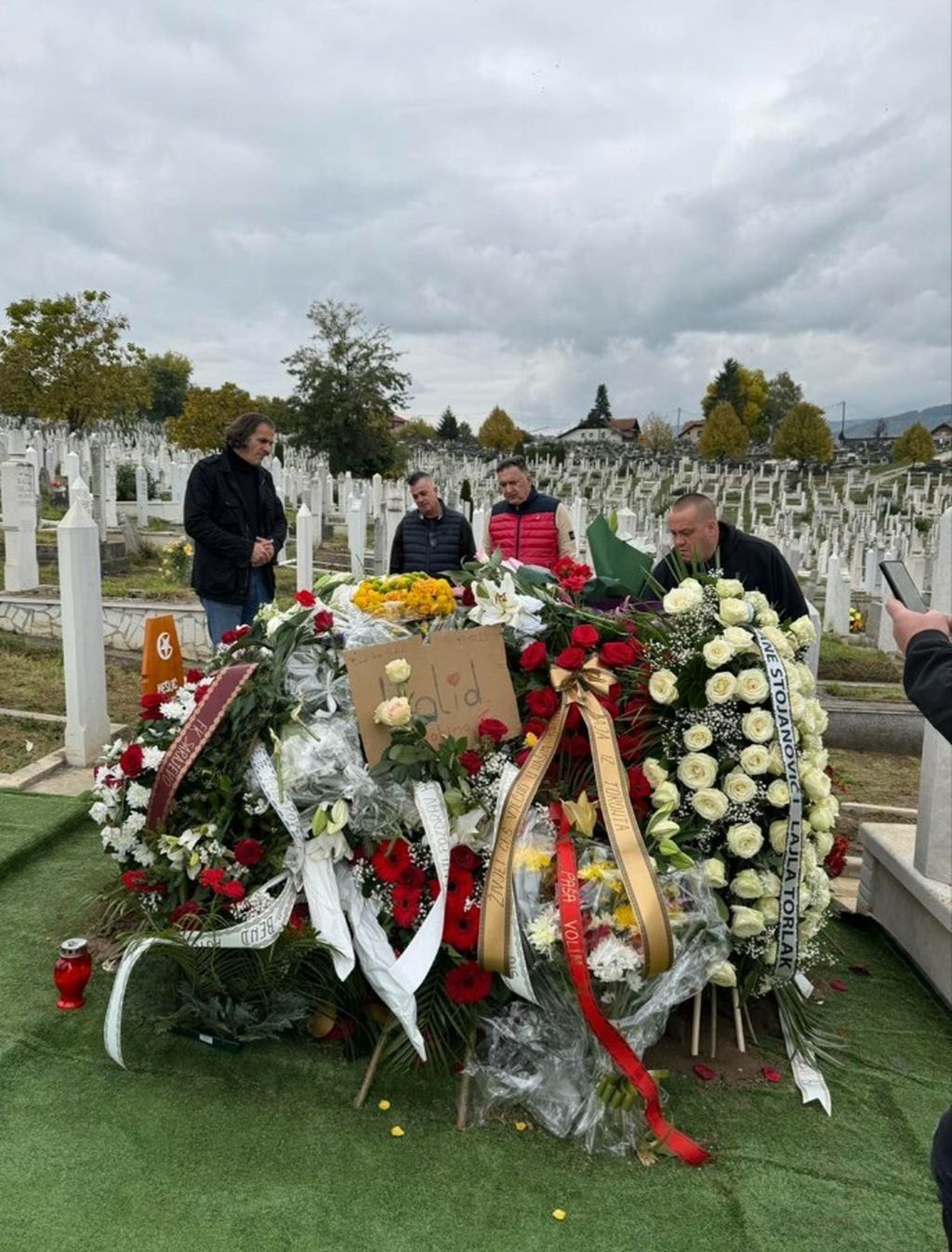 Dino Bešlić na očevom grobu - 8