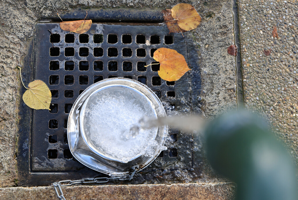 Inženjer strojarstva Tomislav Kenjerić iz Zagreba postavio je 36 metalnih posudica za pse ispod javnih zdenaca kako bi ljubimci tijekom šetnje mogli piti vodu