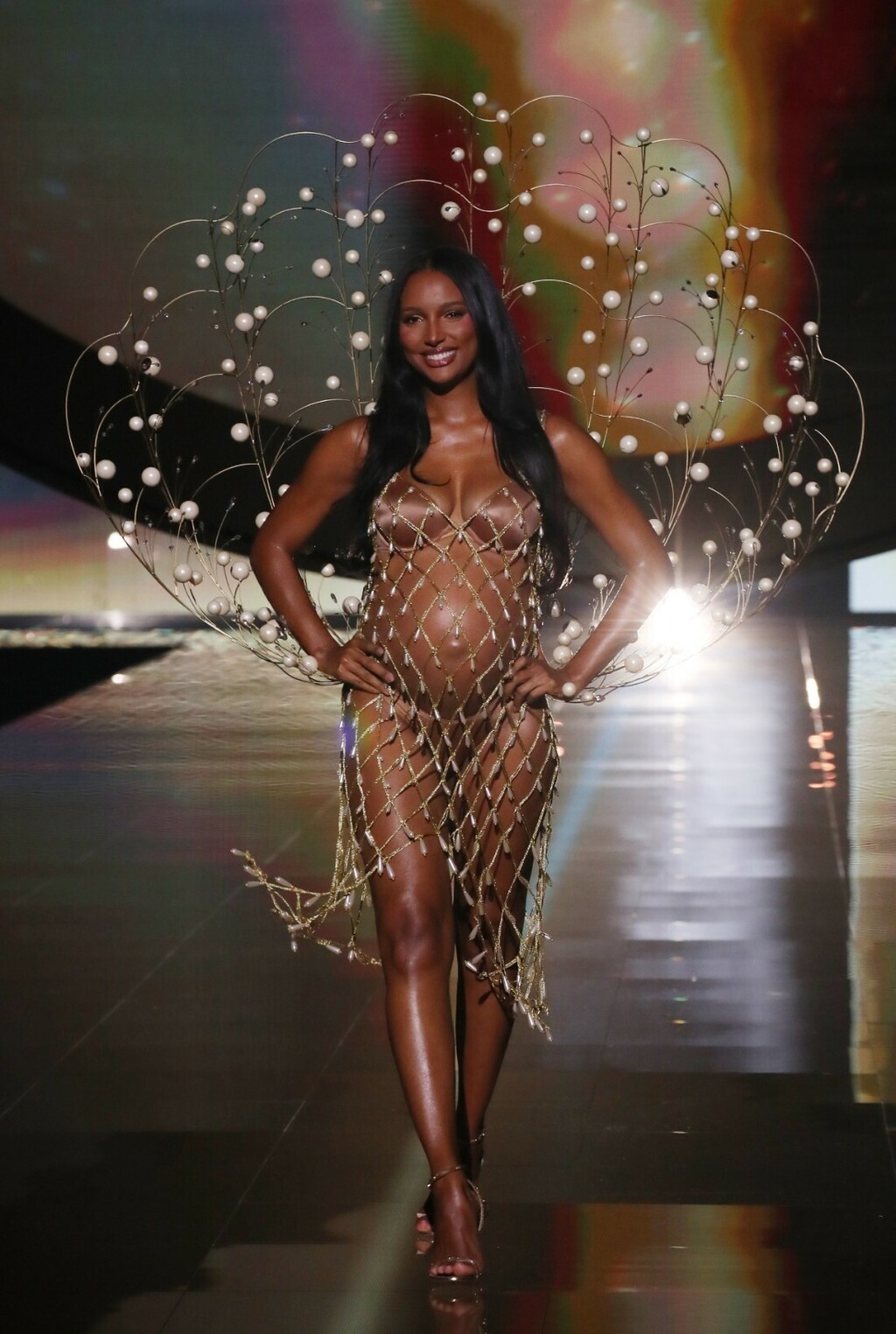 Trudna Jasmine Tookes na modnoj reviji Victoria's Secreta - 1