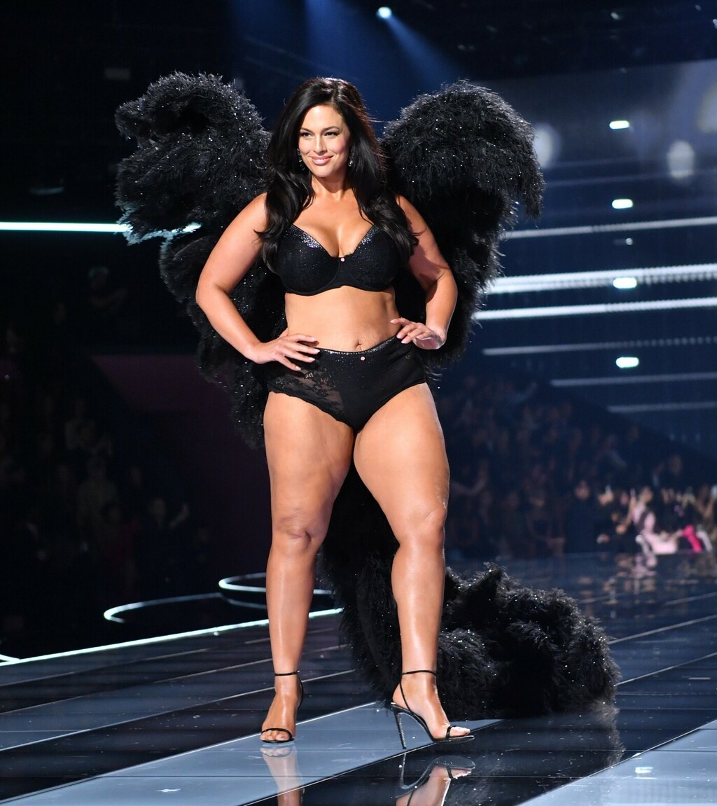 Ashley Graham na modnoj reviji Victoria's Secreta 2025.