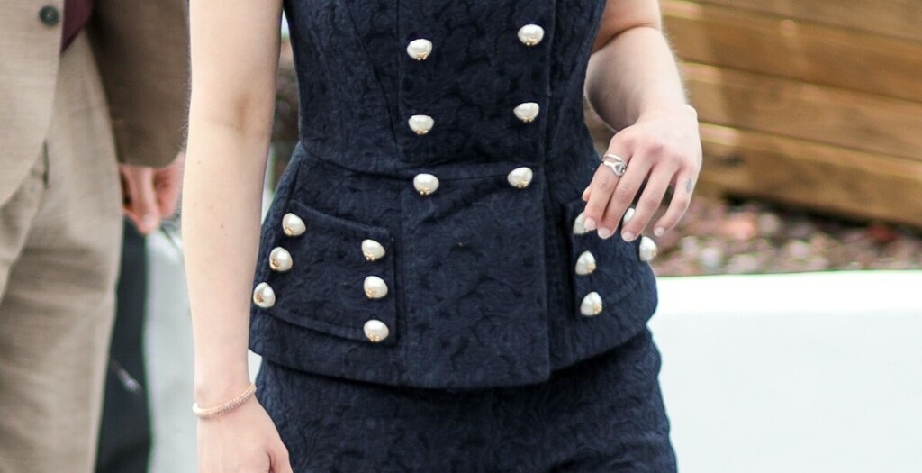 Peplum prsluk vizualno oblikuje struk