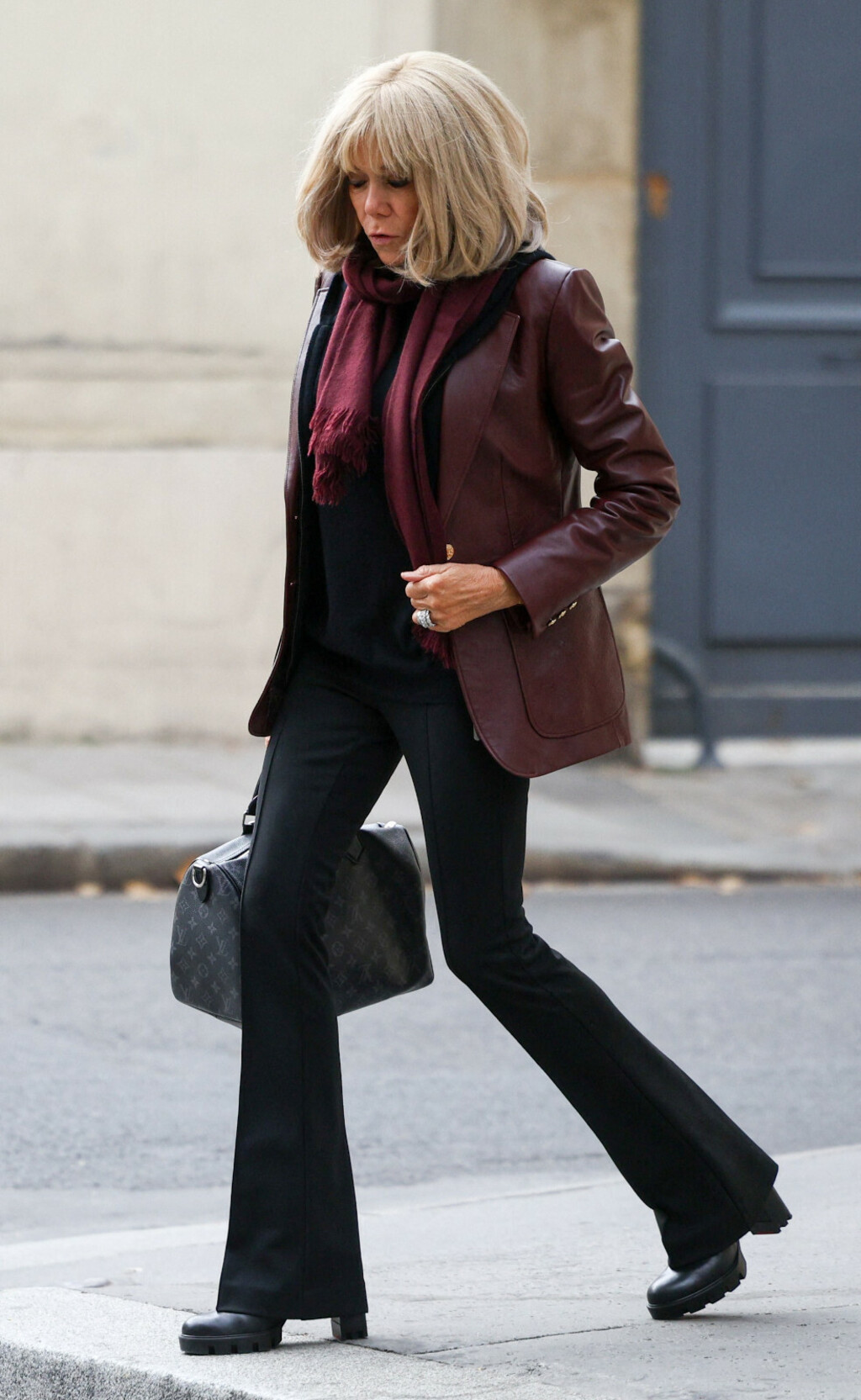 Brigitte Macron u trapezicama i čizmama s blok petom - 1