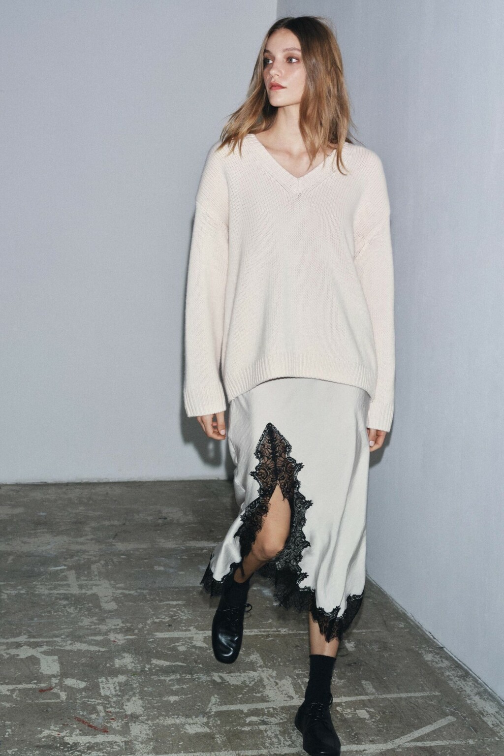 Suknja ima detalje od crne čipke