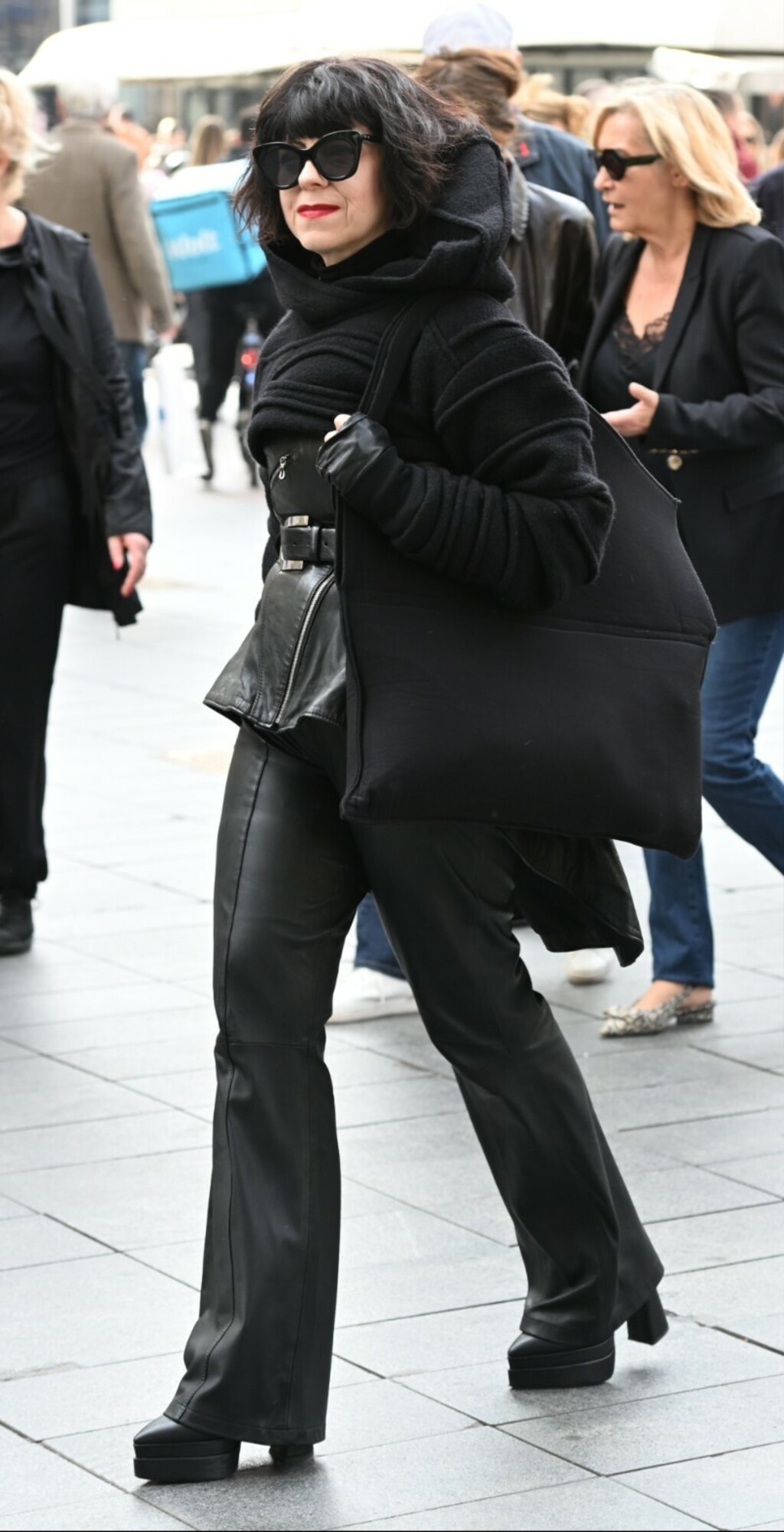 Mirela Holy u kratkoj jakni brenda Demobaza na zagrebačkoj špici 2025.