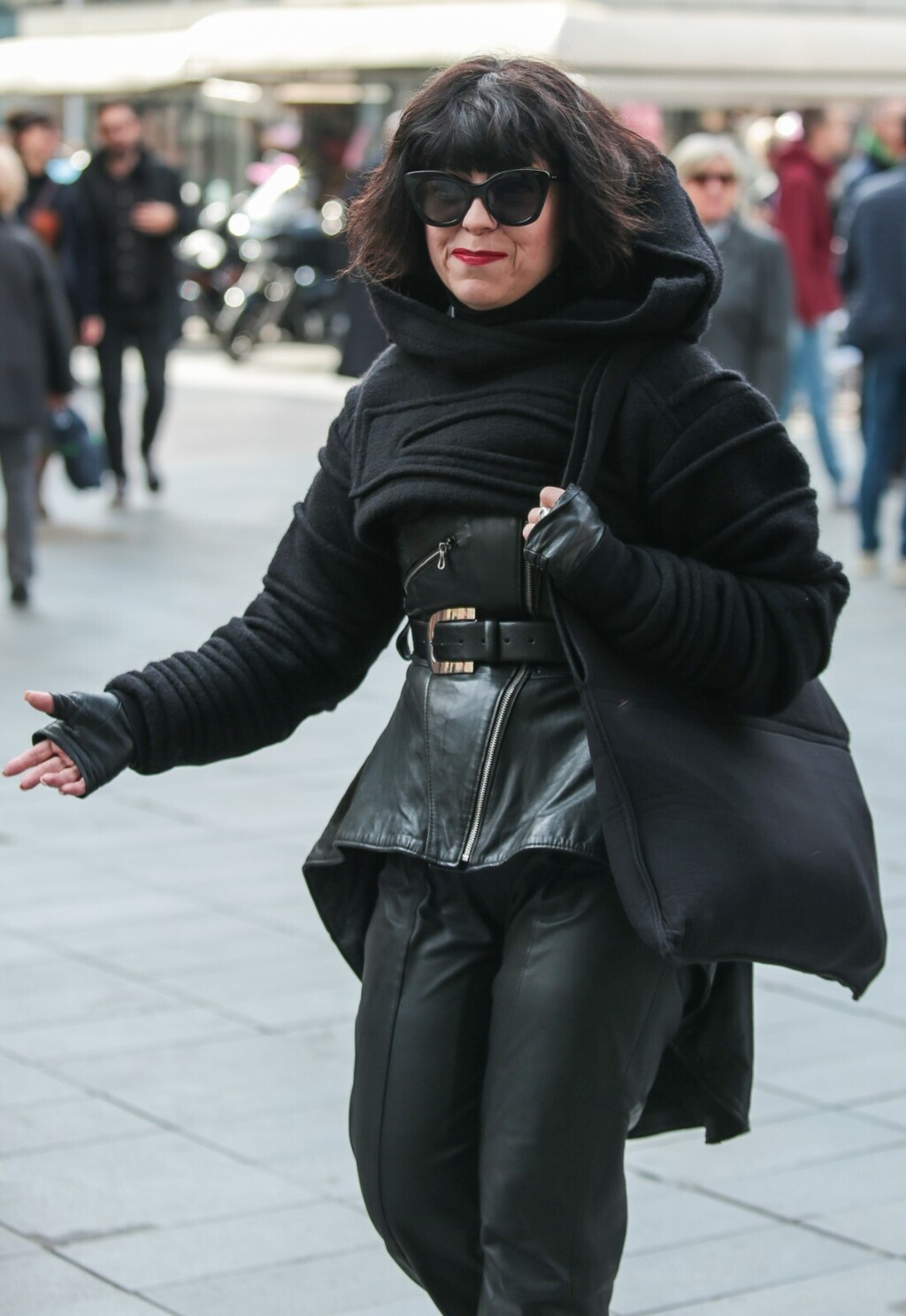 Mirela Holy u kratkoj jakni brenda Demobaza na zagrebačkoj špici 2025.