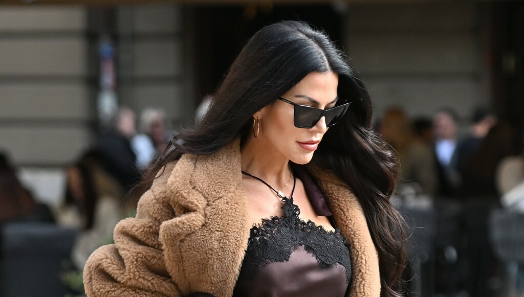 Crnokosa dama u smeđoj trendovskoj kombinaciji na zagrebačkoj špici 2025 - 2