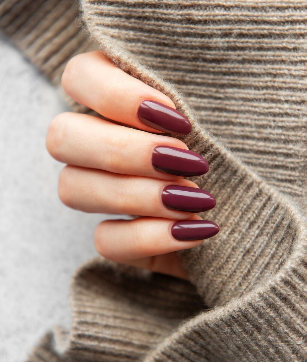 Bordo-smeđa manikura jesenski je hit