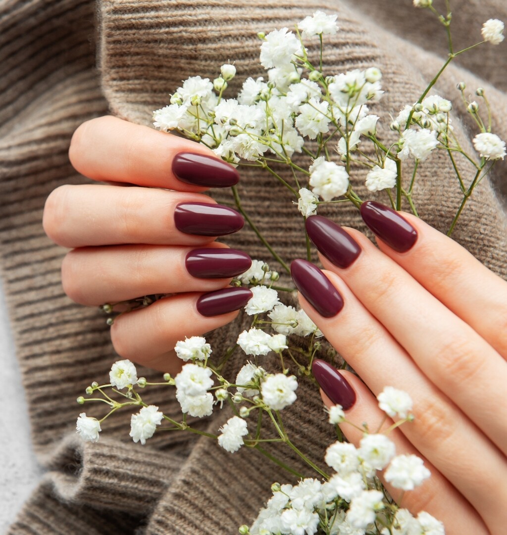 Bordo-smeđa manikura jesenski je hit