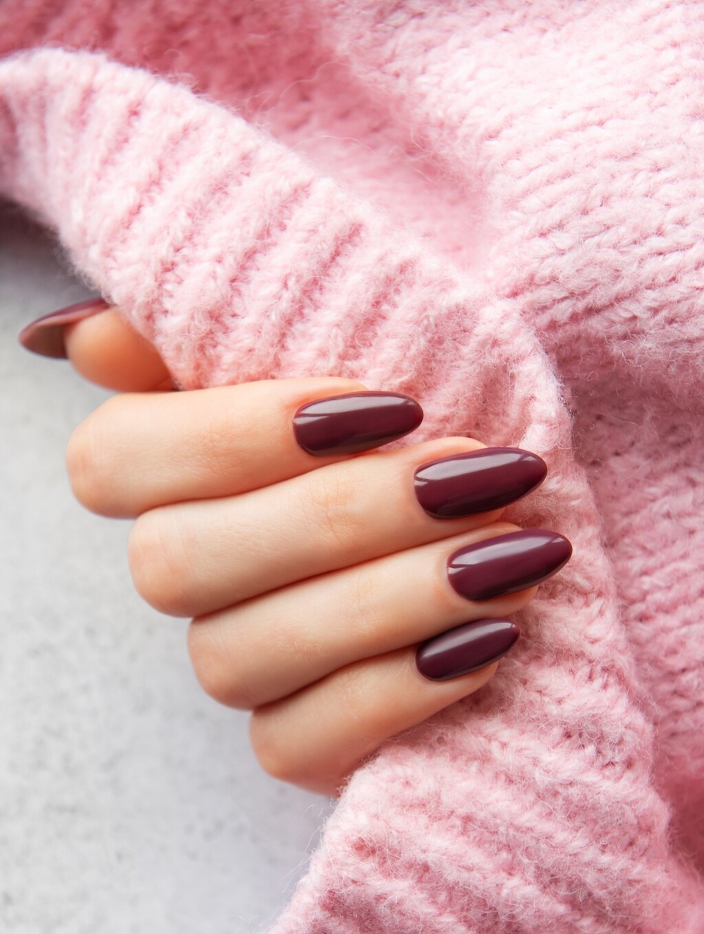 Bordo-smeđa manikura jesenski je hit