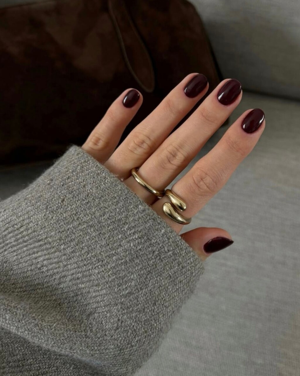 Bordo-smeđa manikura jesenski je hit