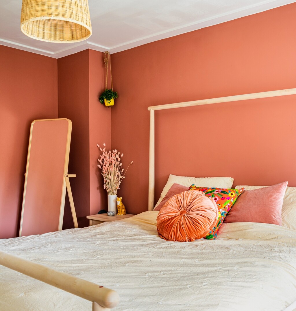 Topli tonovi i detalji idealni su za spavaću sobu