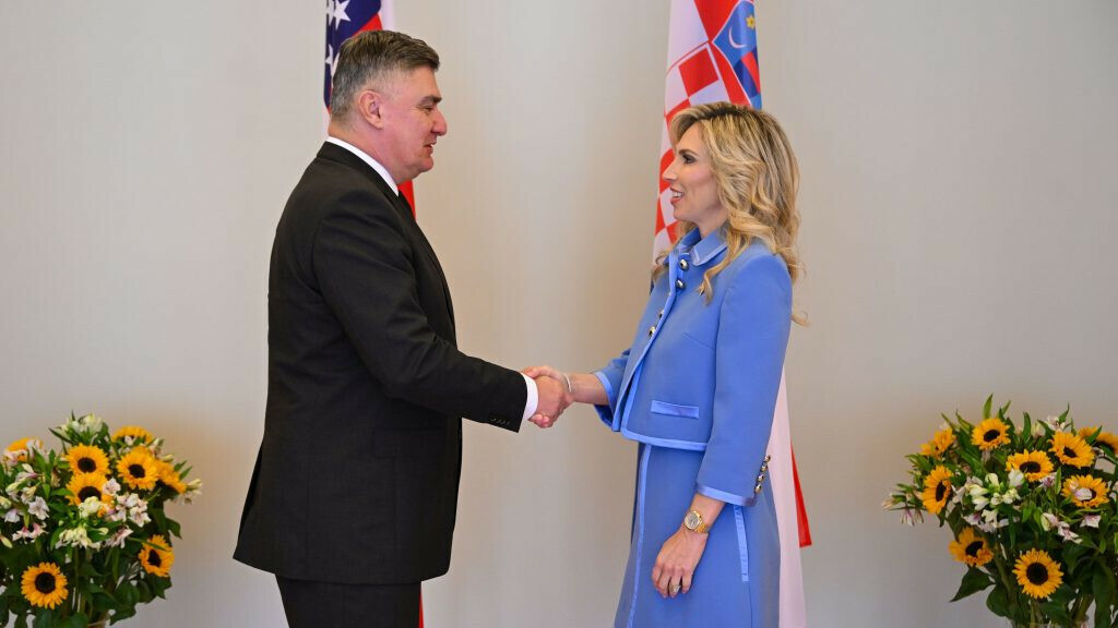 Nj. E. Nicole McGraw, veleposlanica SAD-a u Republici Hrvatskoj, u svjetloplavom kostimu na Pantovčaku