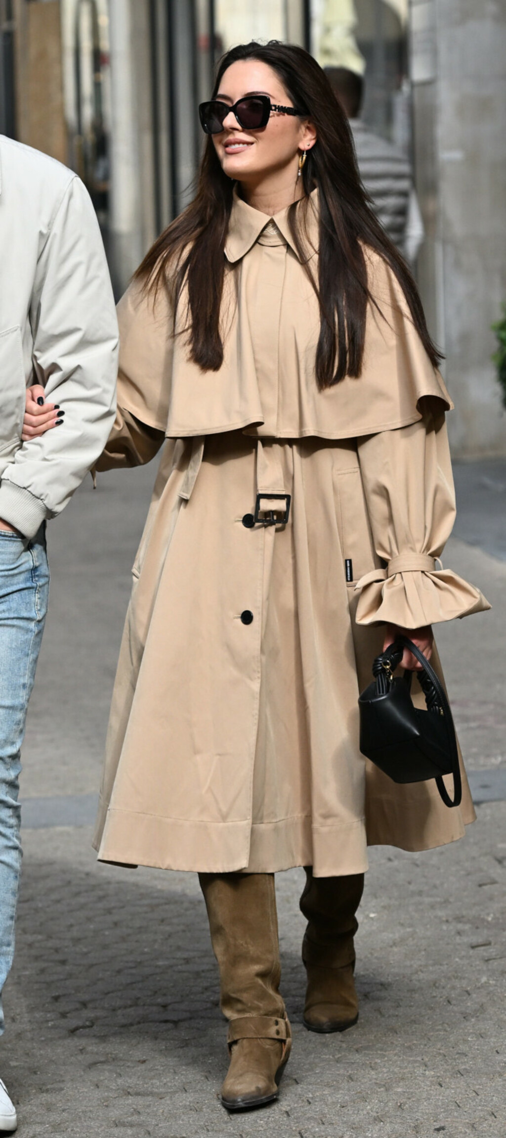 Zagrebačka street stylerica nosi baloner s potpisom brenda Karl Lagerfeld