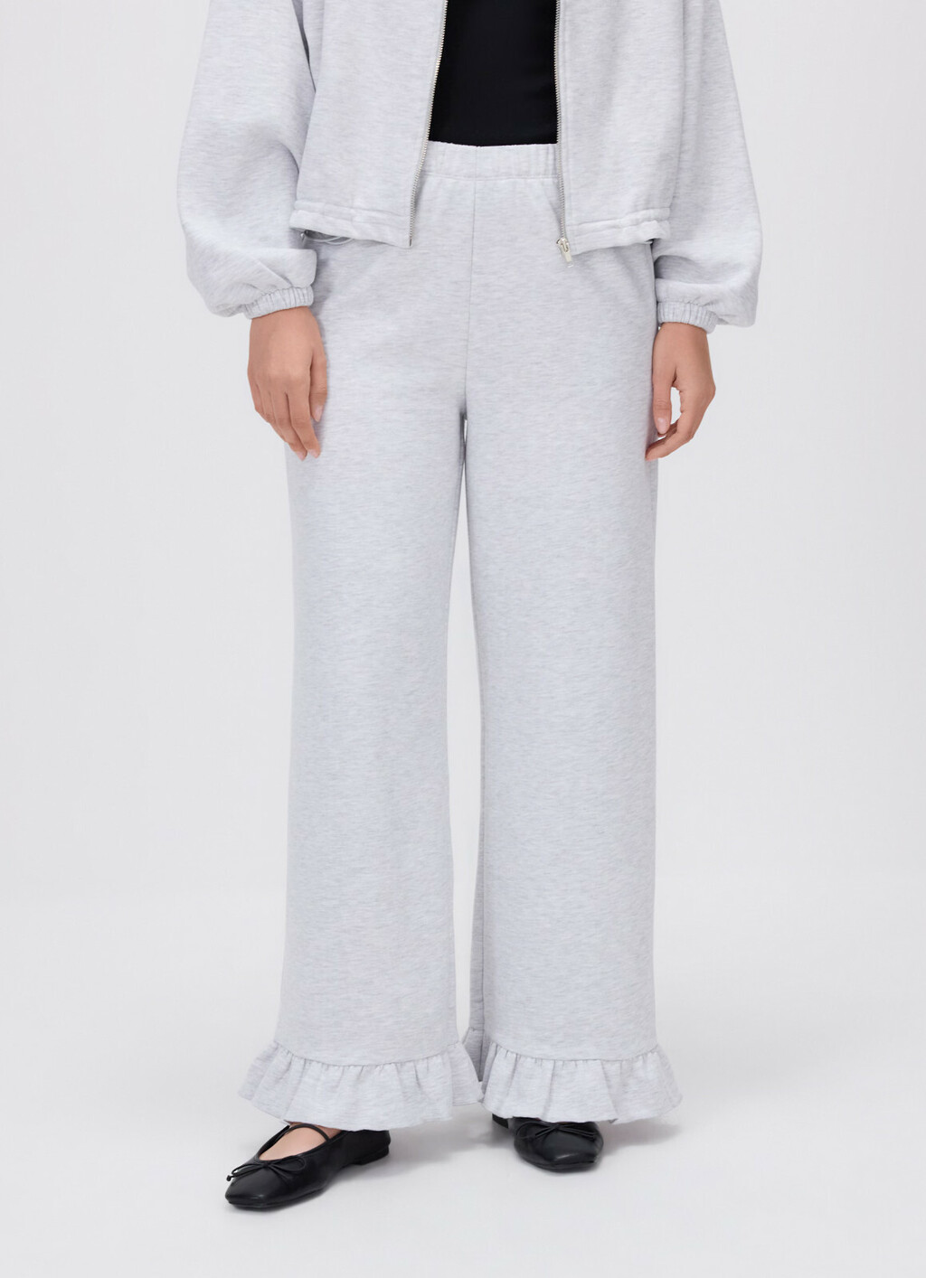 Antonija Mišura Sandrić nosi hlače s volanima koje dolaze u svijetlosivoj i ružičastoj boji (Reserved, 22,99 eura) - 4