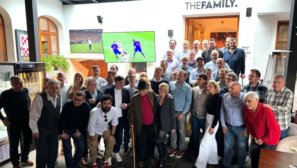 Hrvatski novinari i izbornik Zlatko Dalić u restoranu The Family povodom 100. utakmice na klupi Vatrenih